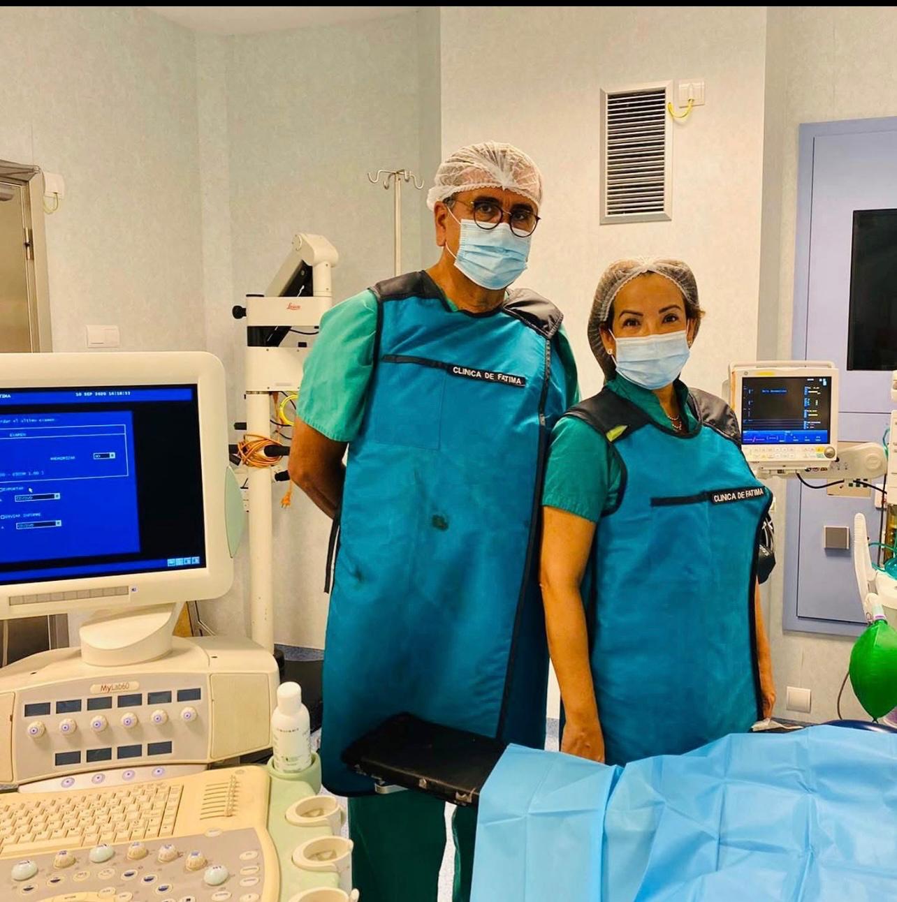 Dr. Antonio Pajuelo y Dra. María Auxiliadora Cormane en quirófano del Hospital Viamed-Fátima